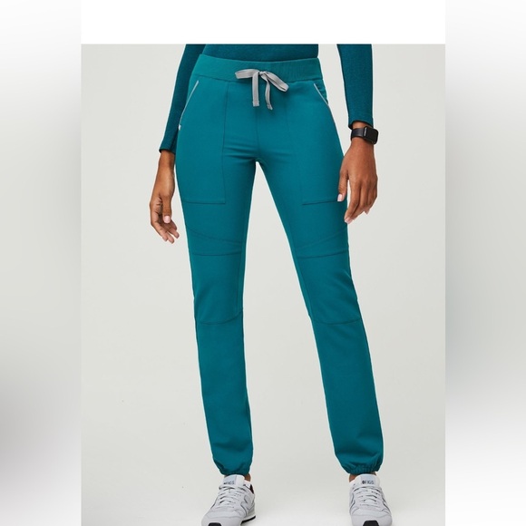 FIGS Venice Slim Body Shape
Women's Venice Slim Jogger Scrub Pants limited Edit - Picture 8 of 9